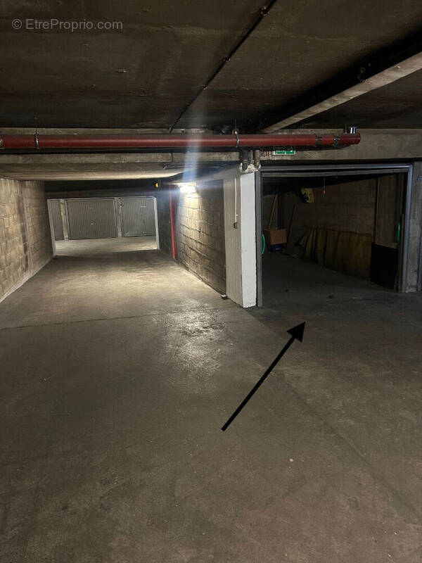 Parking à PARIS-18E