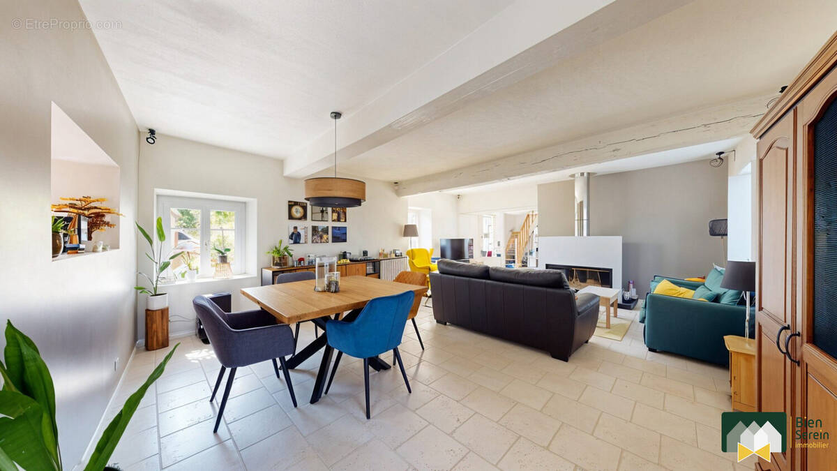 Séjour - Maison à FRESNAY-LE-GILMERT