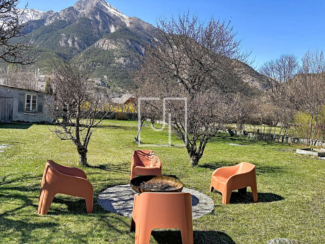 À vendre maison de caractère, 10 pièces à Jausiers (04850) - photo 1