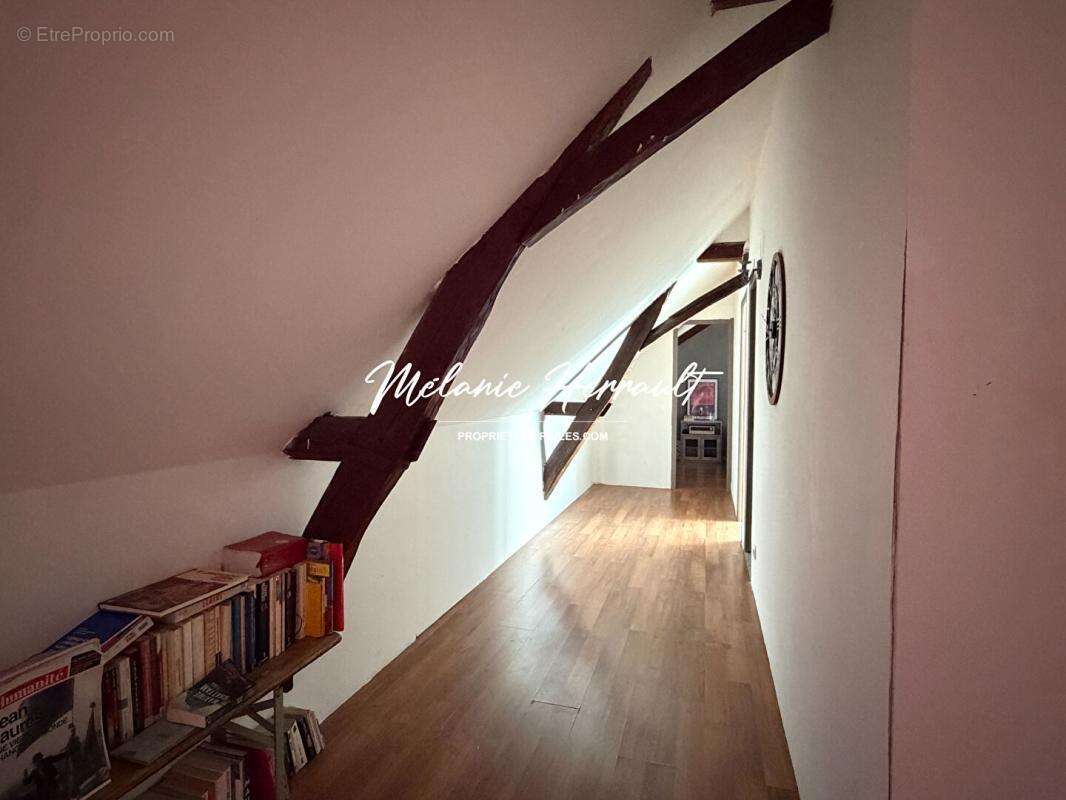 Maison semi-mitoyenne - 5 chambres - Neuville sur Sarthe (72190) - photo 7