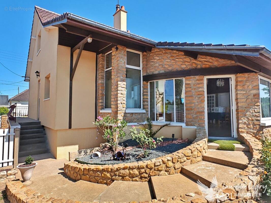 Maison familiale de 157 m² à Parigné-l'Évêque  DPE B - photo 2