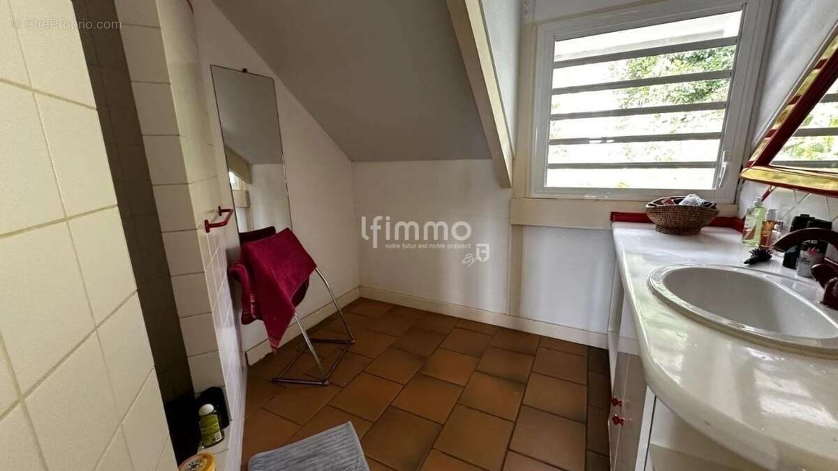 Maison à REMIRE-MONTJOLY