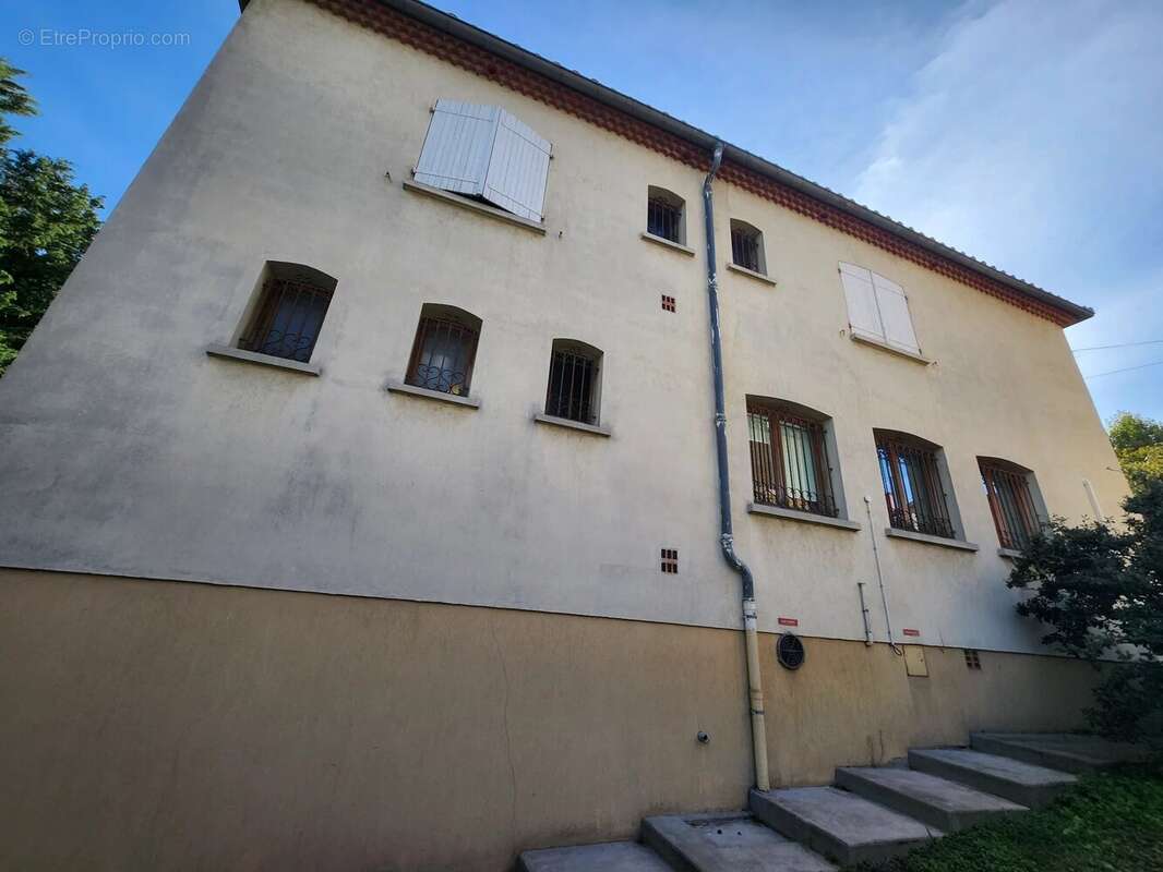 Commerce à SAINT-GENIS-DES-FONTAINES