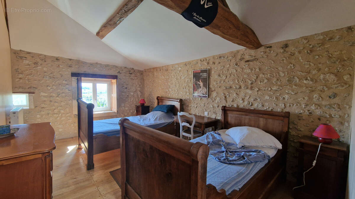 Maison à MONTMOREAU-SAINT-CYBARD