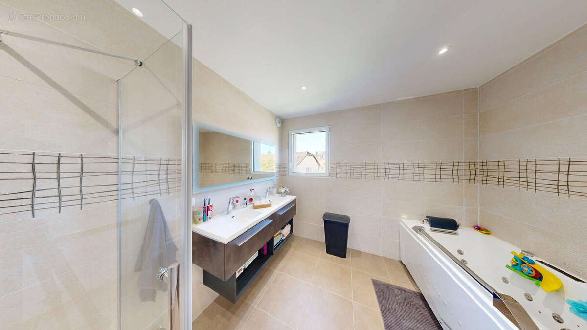 Maison à SERRE-LES-SAPINS