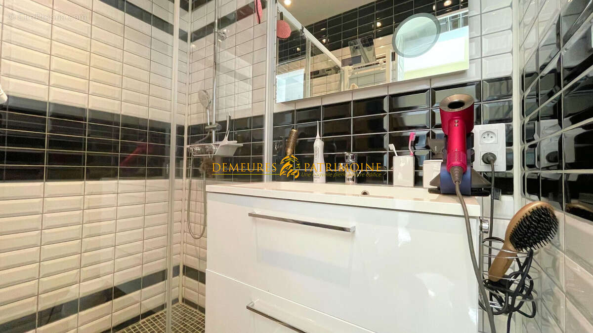 Maison à SAINT-HILAIRE-DE-LUSIGNAN