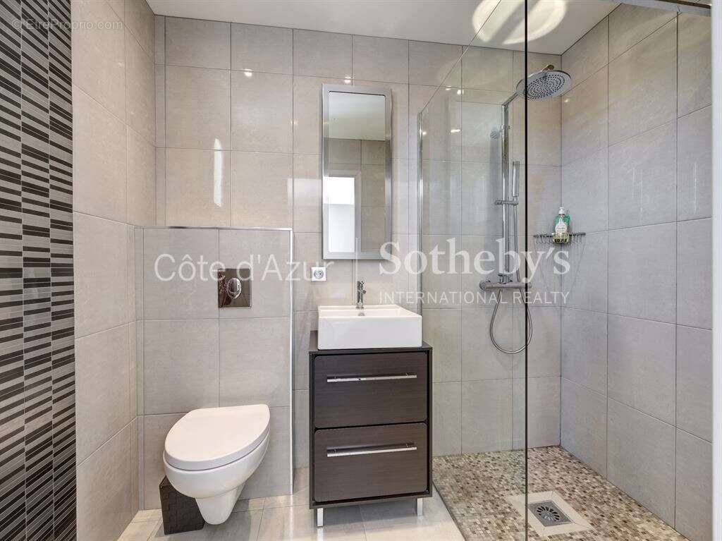 Maison à LA ROQUETTE-SUR-SIAGNE