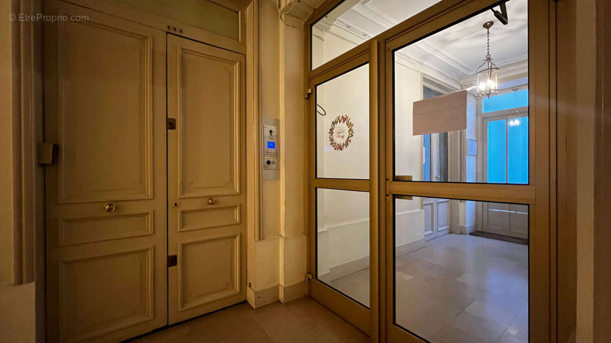 Commerce à PARIS-9E