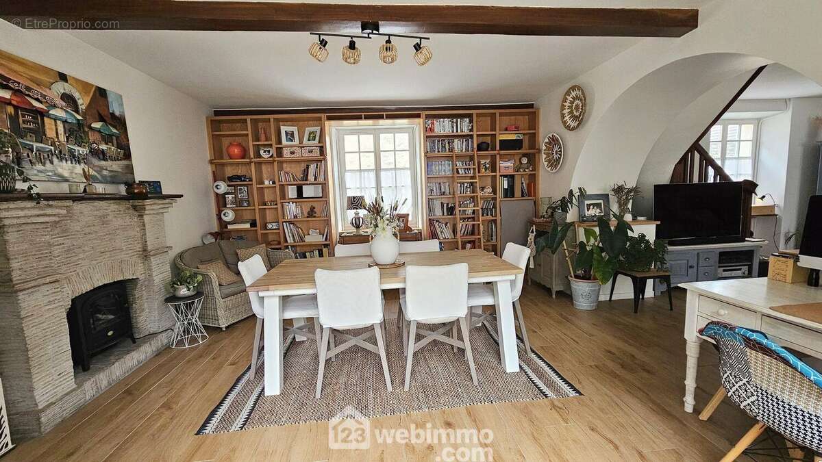 Une salle à manger avec sa superbe cheminée ouverte. - Maison à MILLY-LA-FORET