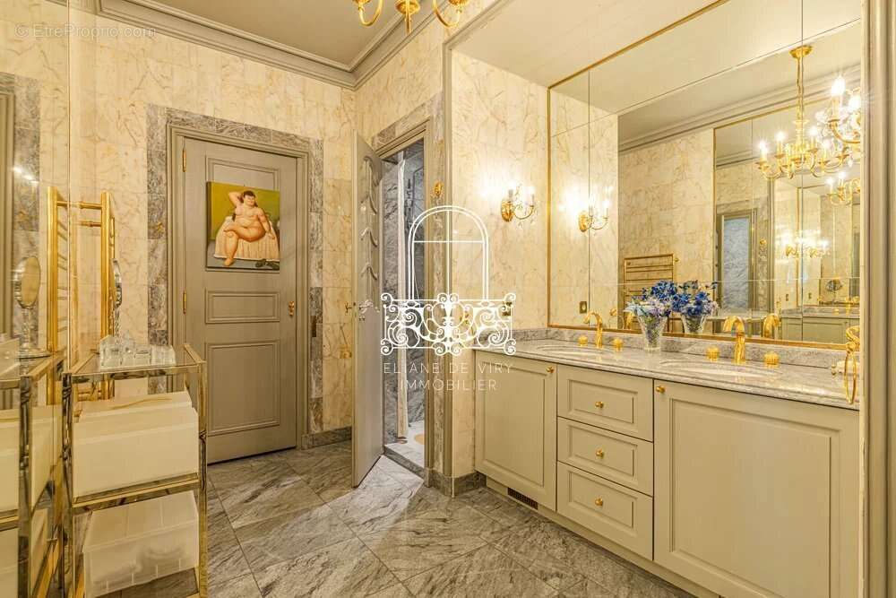 Appartement à PARIS-16E