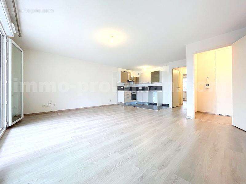 Appartement_T3_Saint_Cergues_proche_frontière_Suisse_DOUANE_TRAM_CEVA_LEMAN_EXPRESS_GENEVE_VOIE_VERTE_secteur_calme_cuisine_moderne_équipée_ouverte_Séjour_Saleve_Vue_Dégagée - Appartement à SAINT-CERGUES