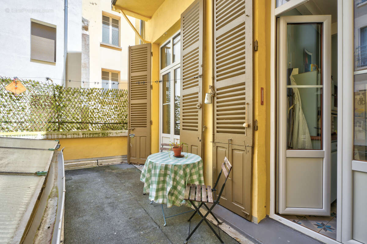 Secteur Jean Mace, appartement bourgeois T3 de 85 m2 de surface habitable, avec espace extérieur. - photo 4