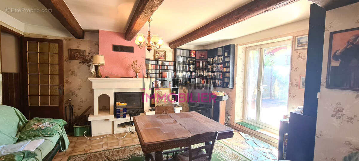 Maison à ENTRAIGUES-SUR-LA-SORGUE