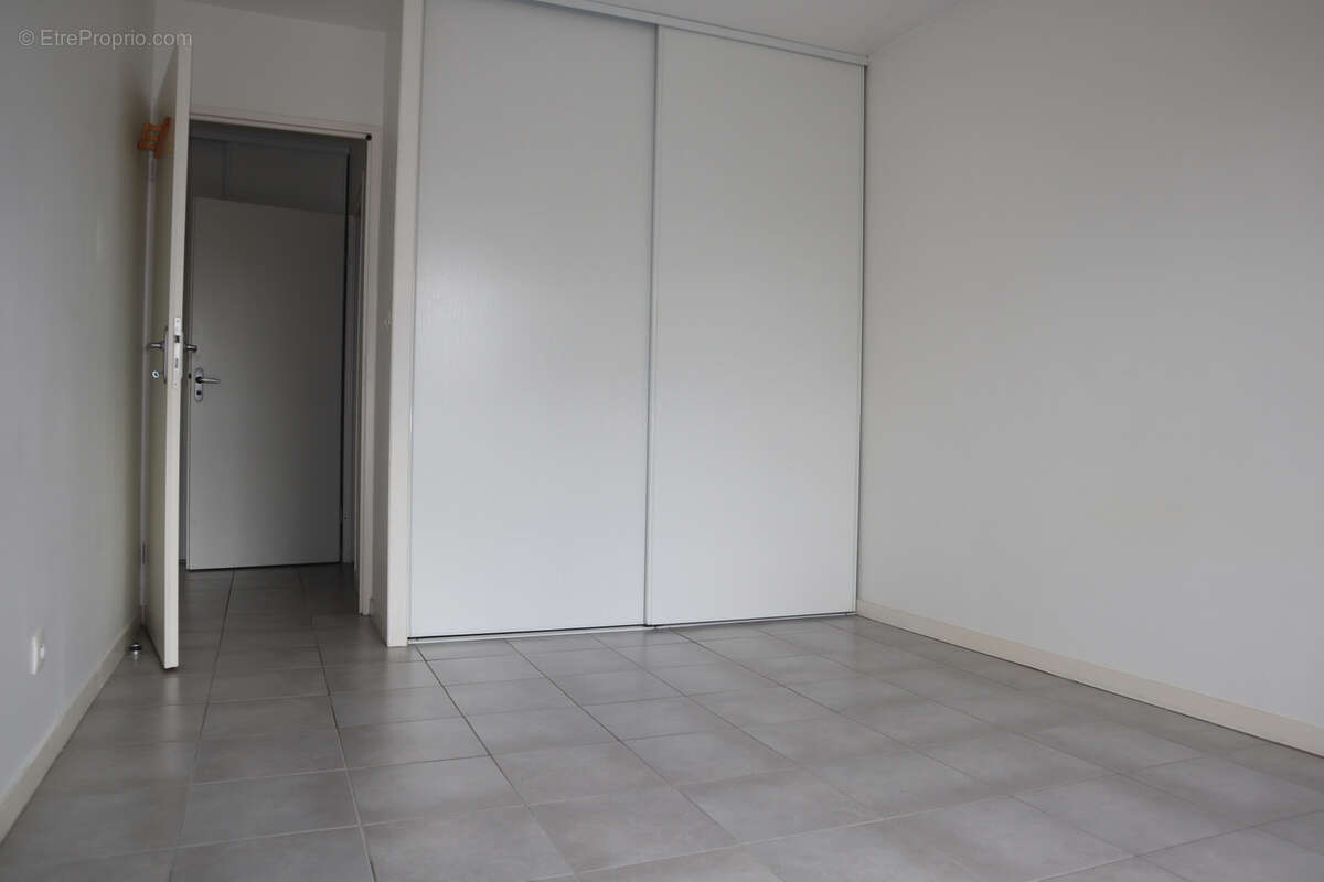 MERIGNAC ARLAC - Superbe T3 (63m2) ouvrant sur Parc Tenet avec belle Loggia + 1 Garage et 1 Parking - photo 6