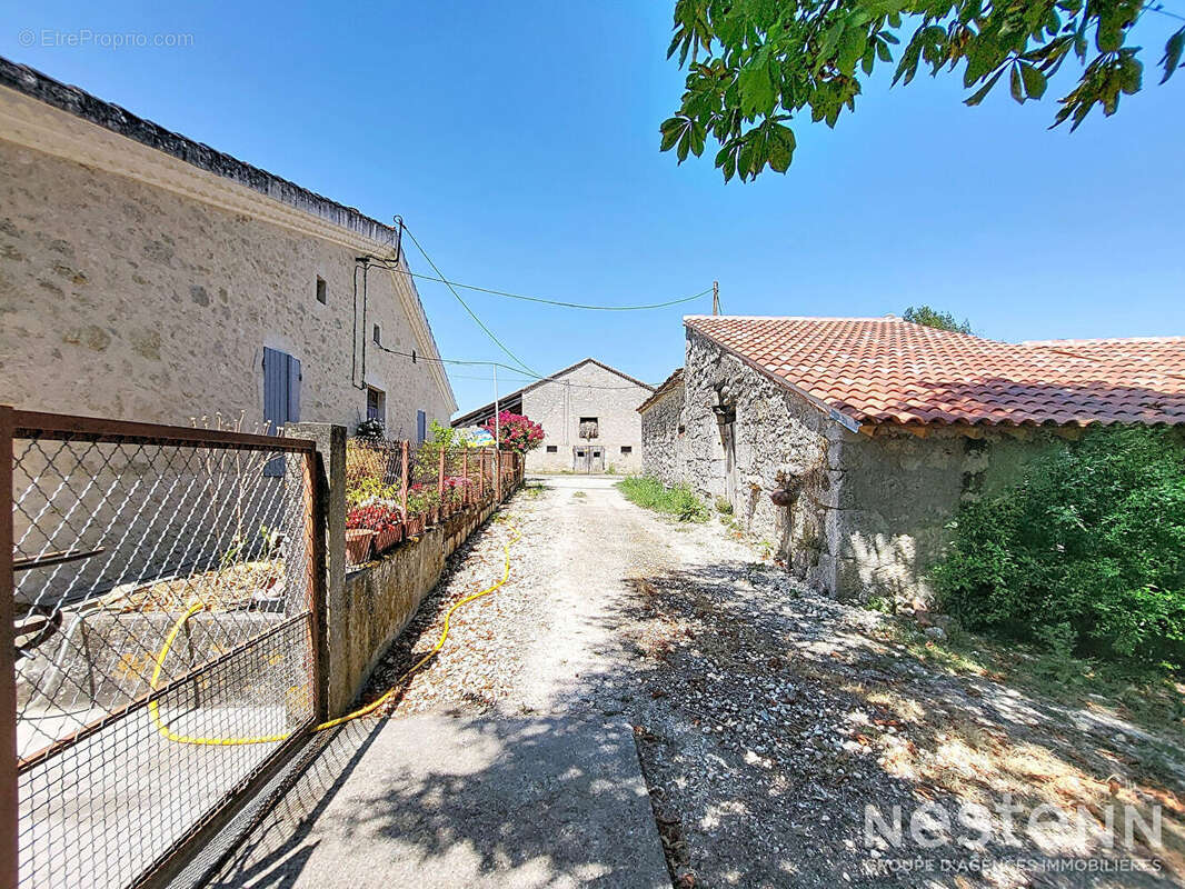 A Vendre Propriété avec Maisons d'habitation, dépendances sur plus d'un hectare à Saint-Mezard - photo 19