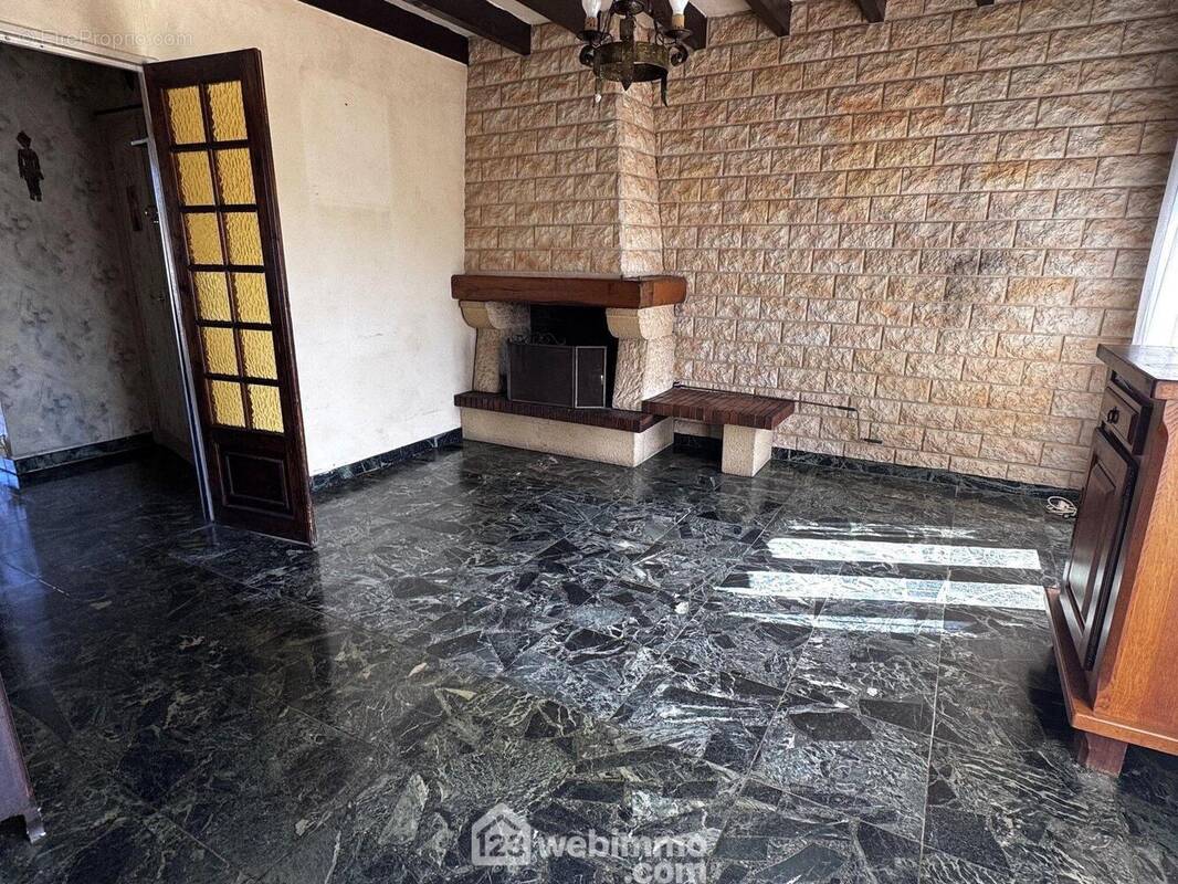 Passons au séjour avec cheminée à foyer ouvert - Maison à VILLABE