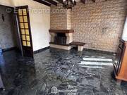 Passons au séjour avec cheminée à foyer ouvert - Maison à VILLABE