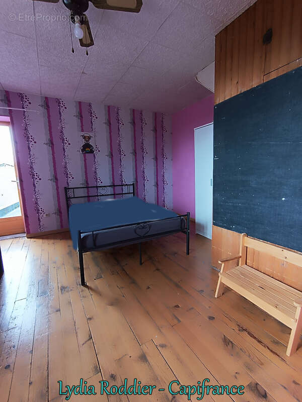 Maison avec 4 chambres – terrain clôturé – deux terrasses - PUY GUILLAUME (63290) - photo 8