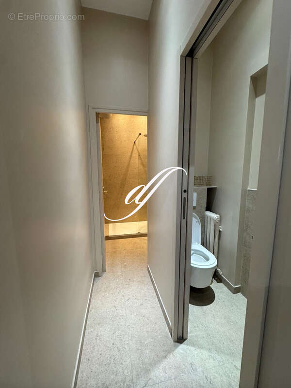 Commerce à PARIS-8E