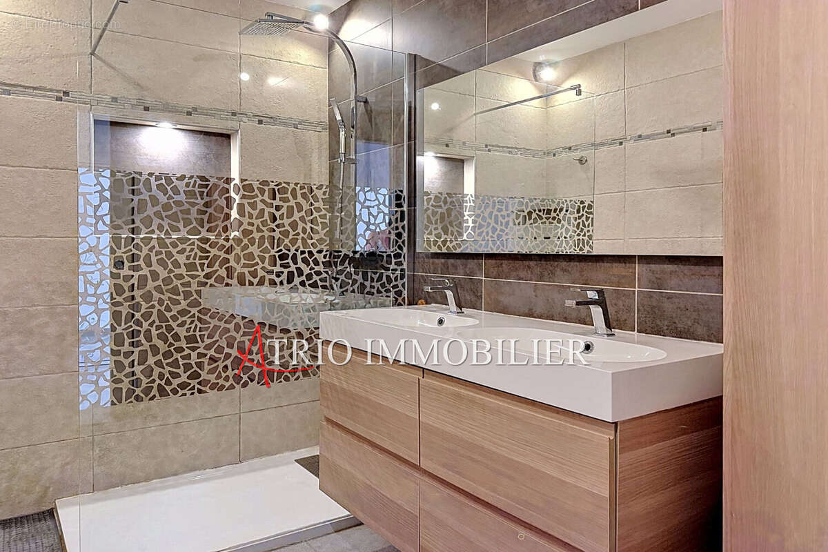 Appartement à SAINT-LAURENT-DU-VAR