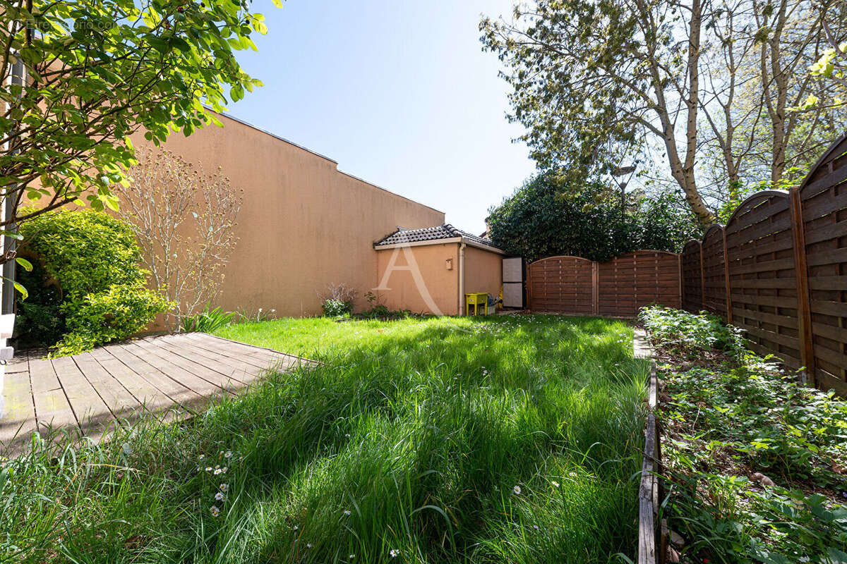 Spacieux deux pièces avec jardin et box - photo 2