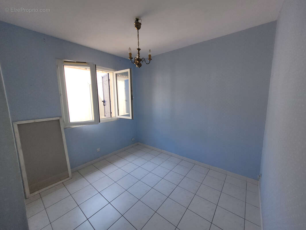  FLEURY Villa de type V d'une SH 152 m2 sur 3 faces sur un terrain de 619 m2 avec piscine. - photo 13