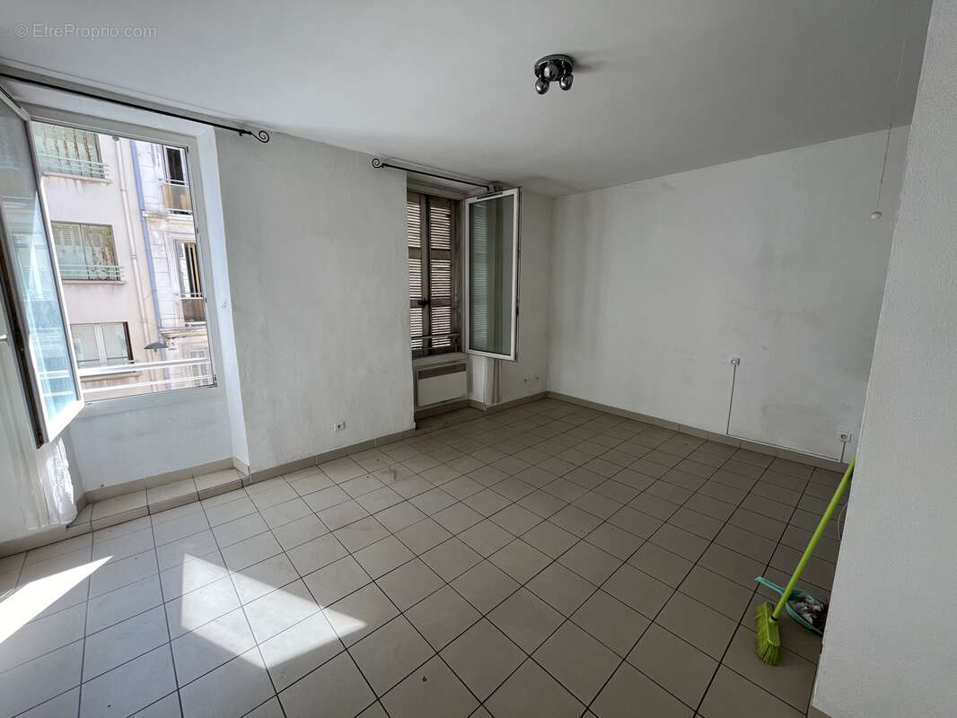 T2 de 42,65 m2 Loi Carrez   Place du 4 Septembre   Marseille 7e - photo 3