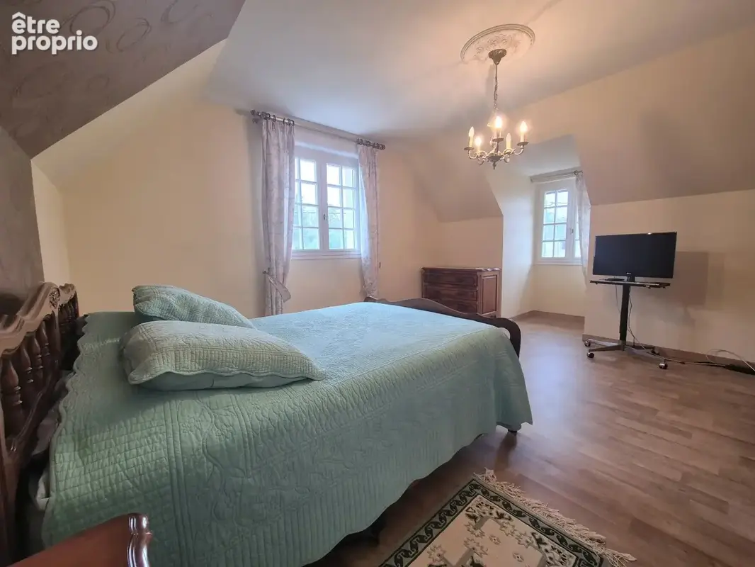 ST OUEN DES TOITS - Pavillon semi-enterré plain pied de 135 m² - Terrain 835 m² - photo 6