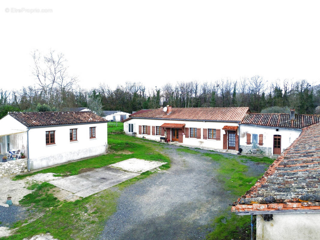 Maison à BAIGNES-SAINTE-RADEGONDE