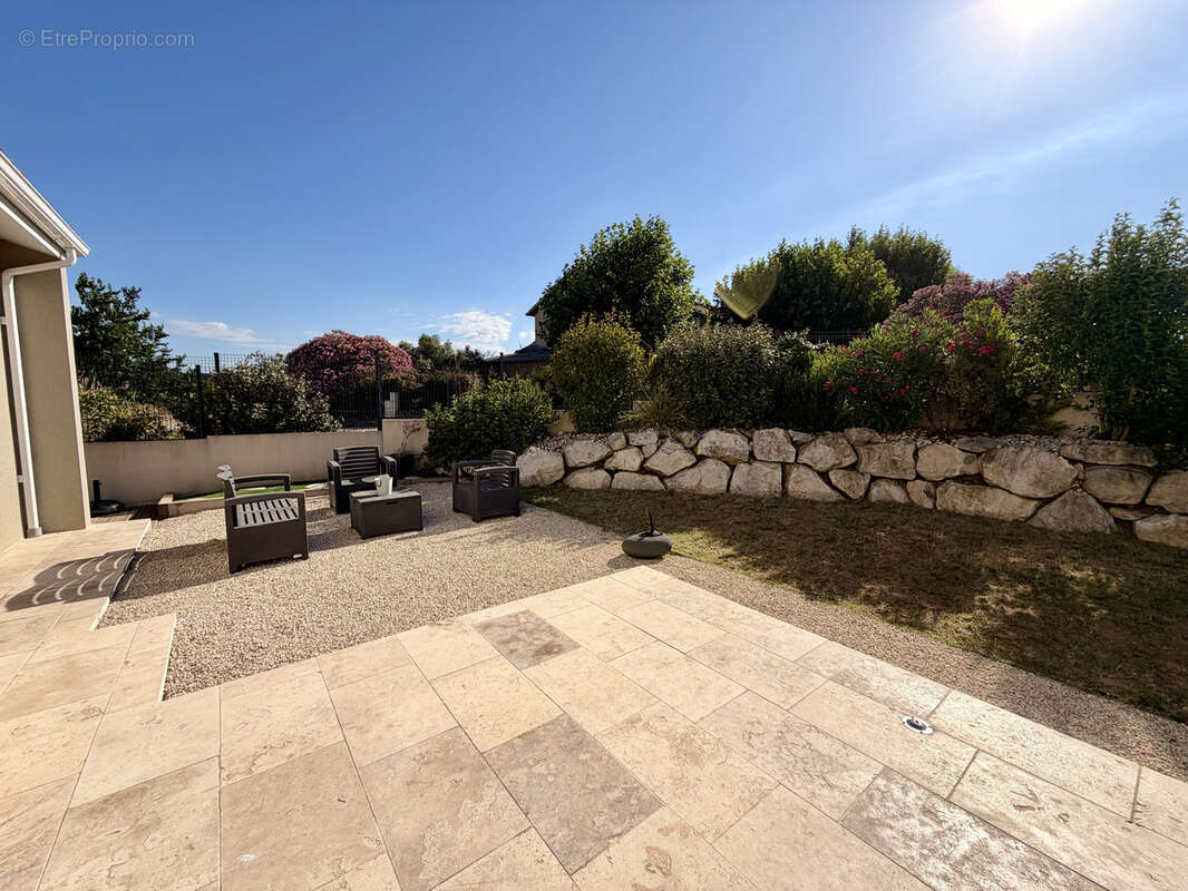 Beauvallon village. rare. maison de 90 m2 recente 2019. 3 chambres. garage. sur parcelle 350 m2 close . - photo 9