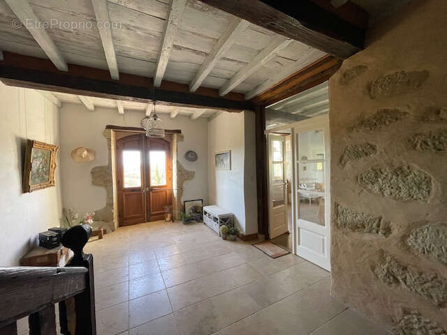 maison de maitre avec piscine intérieur et dependances aménagéables - photo 8