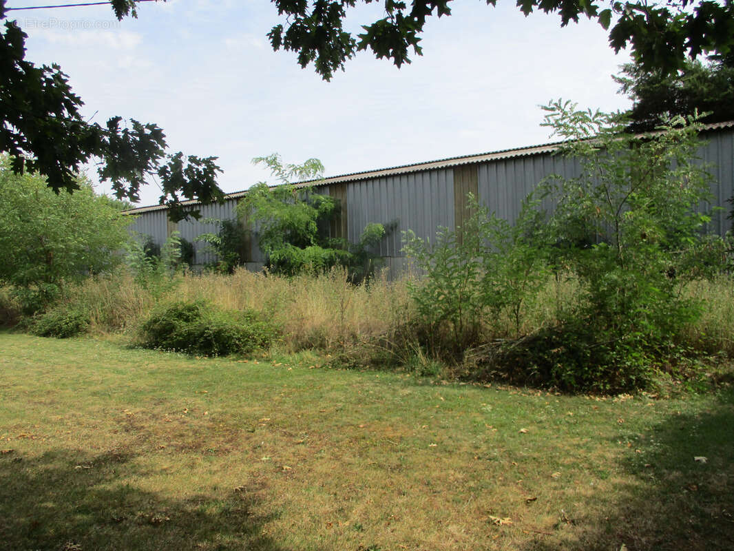 Parking à CEAUX-EN-COUHE
