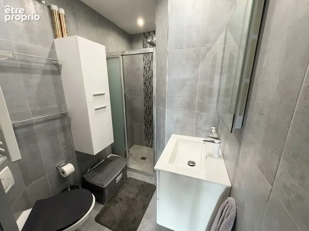 Exclusivité — Superbe T2 entièrement rénové avec goût, grande terrasse et vue Port & Étang - photo 4