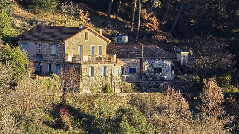 Maison à SAINT-SAUVEUR-DE-MONTAGUT