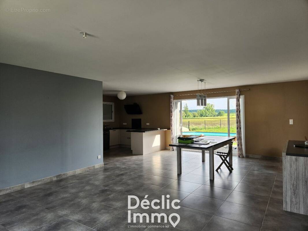 Maison à ROULLET-SAINT-ESTEPHE