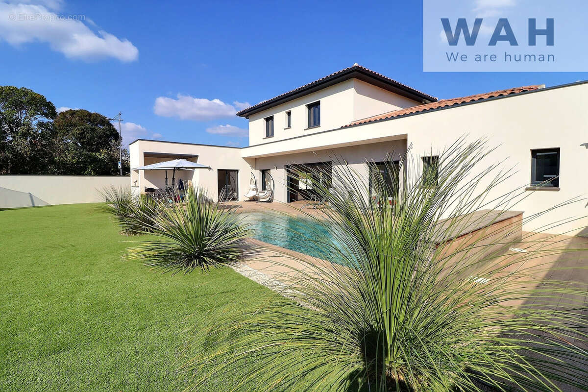 Villa contemporaine récente avec piscine, 5 chambres et jardin paysagé. - photo 6