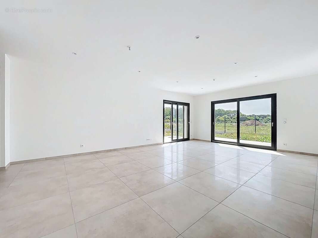 PIÈCE DE VIE - Maison à GRENTHEVILLE