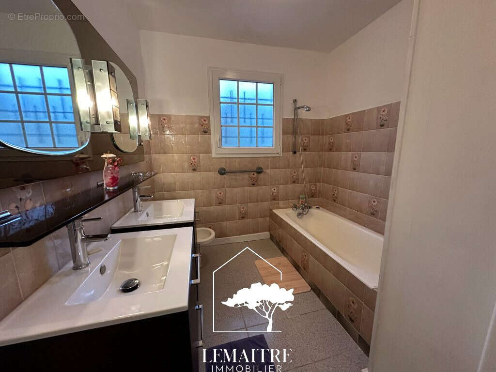 Maison à LES MATHES