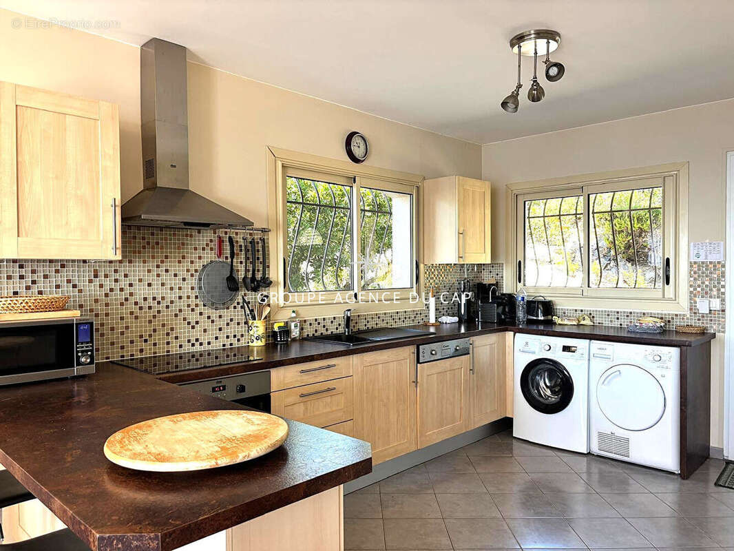 A vendre villa "beaumont" 4 chambres 2 appartements piscine parkings aux issambres - photo 7