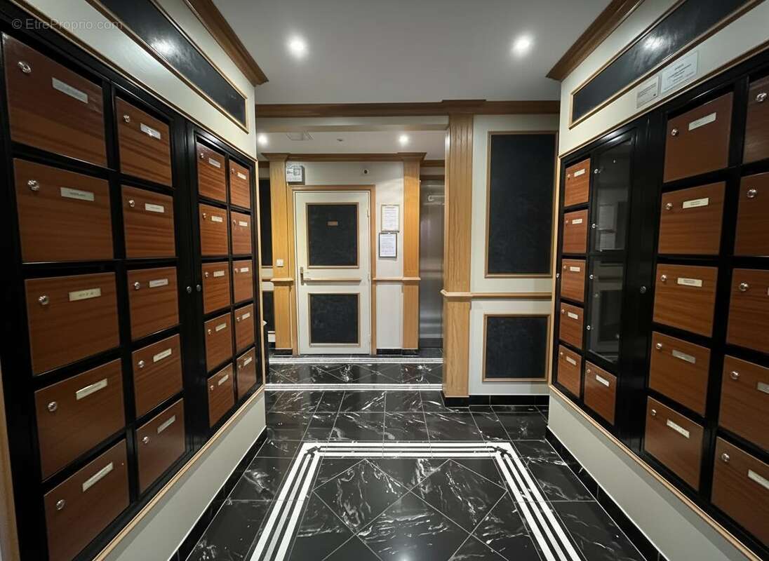 hall d&#039;entrée  - Appartement à BUSSY-SAINT-GEORGES