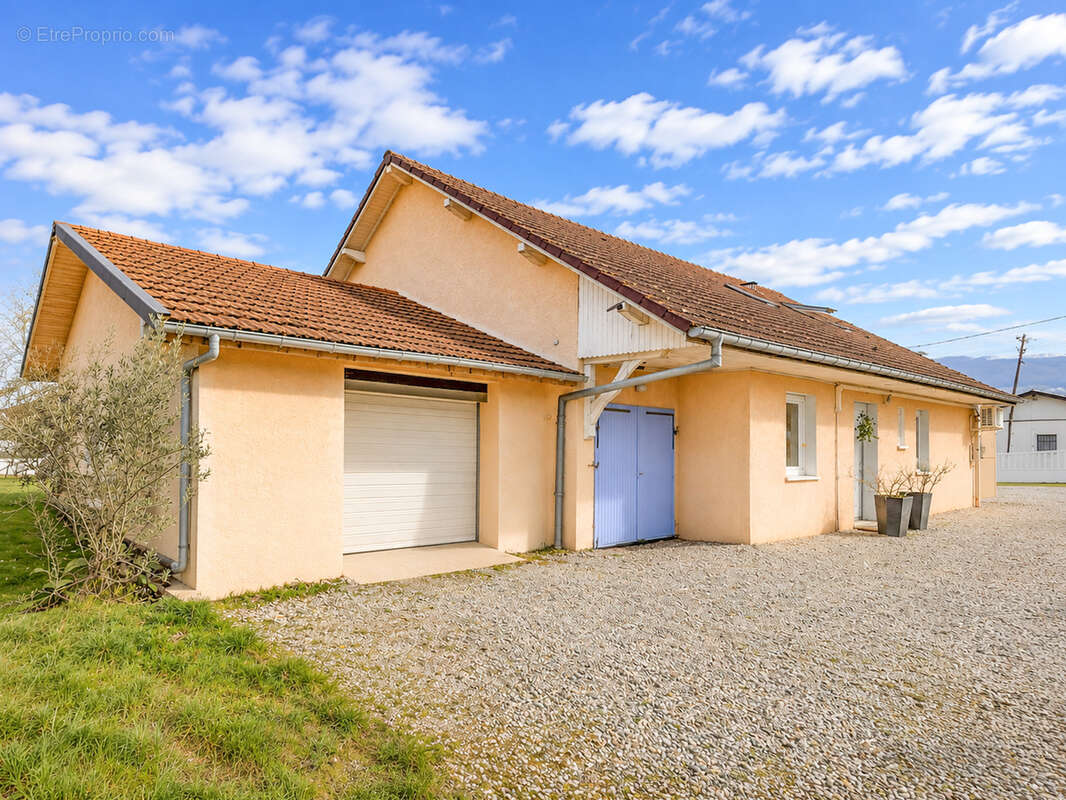 Maison plain-pied offrant environ 158 m2 habitables + garage et abri sur 1950 m2 - photo 4