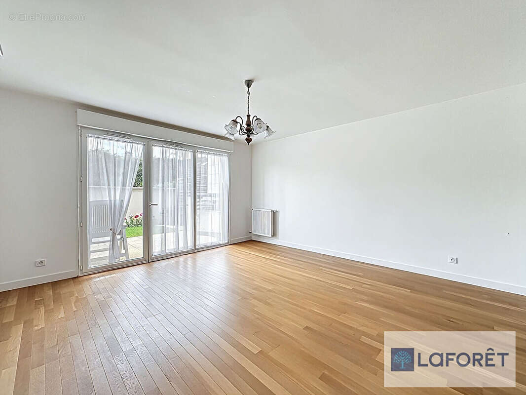 Appartement à NEAUPHLE-LE-CHATEAU