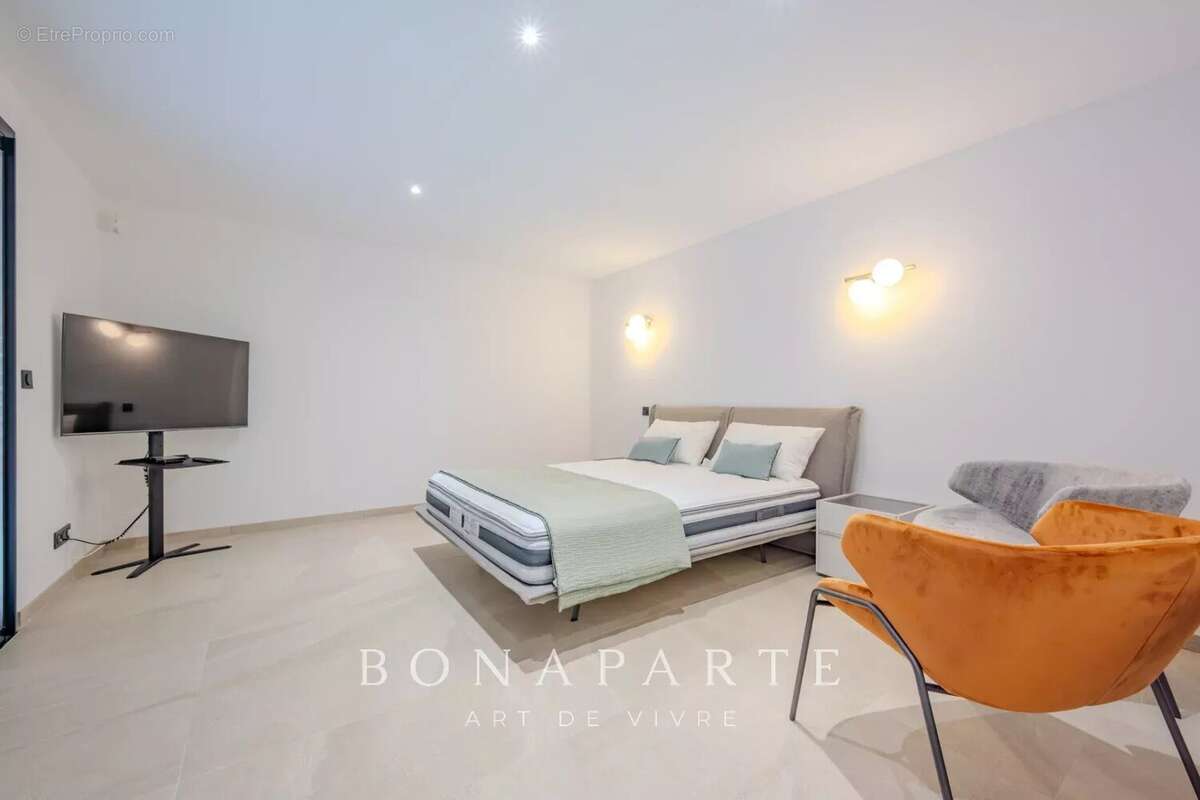SAINT-TROPEZ - GASSIN [VILLE] – Exclusivité : Superbe villa-appartement en duplex avec vue mer exceptionnelle - photo 24