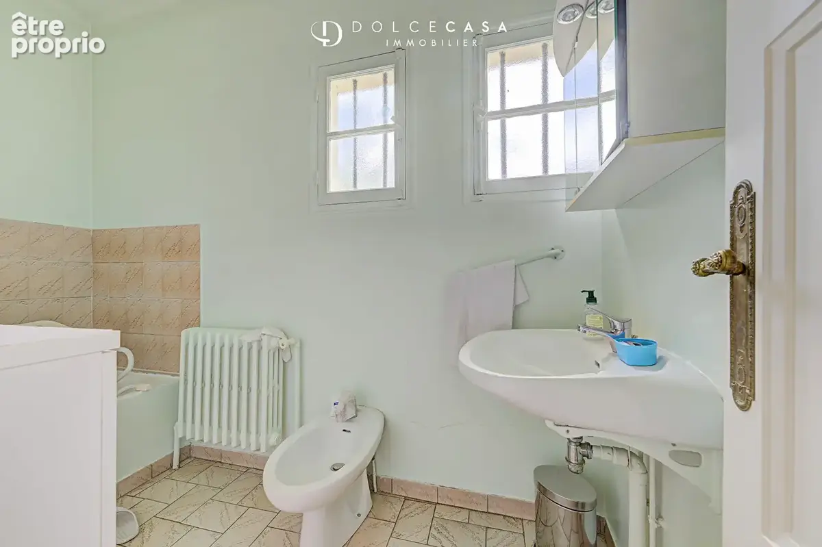 Maison familiale .Quartier Foch .Terrain 1 260 m² . 3 chambres . Sous-sol total - photo 9