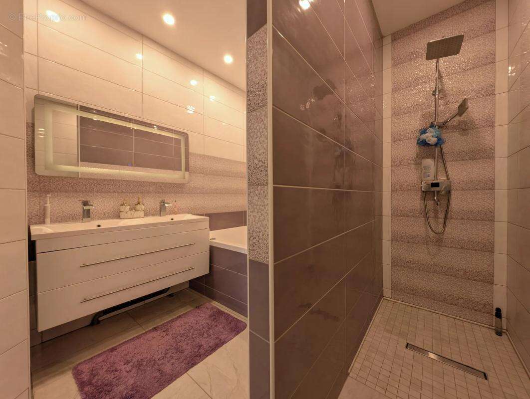 Maison à SAINT-CYR-DE-FAVIERES