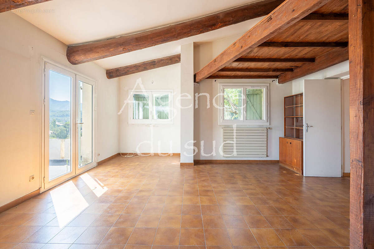 Grande maison de 270 m² sur un terrain de 3000 m² - Fort potentiel - photo 3
