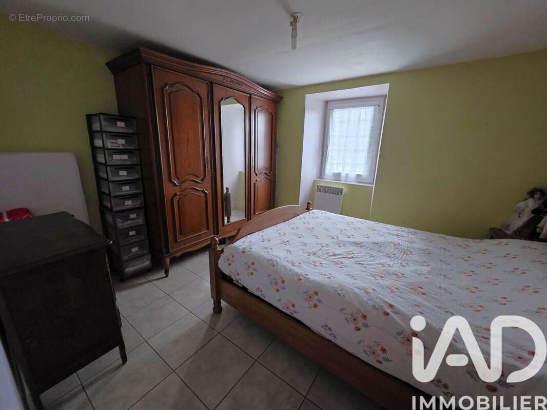Maison 175 m² à Saint-Julien-Vocance  - photo 8