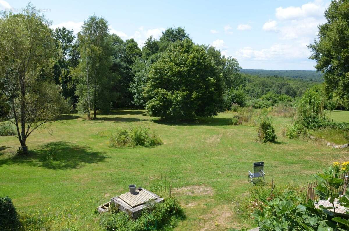 Maison à SAINT-BARTHELEMY-DE-BUSSIERE