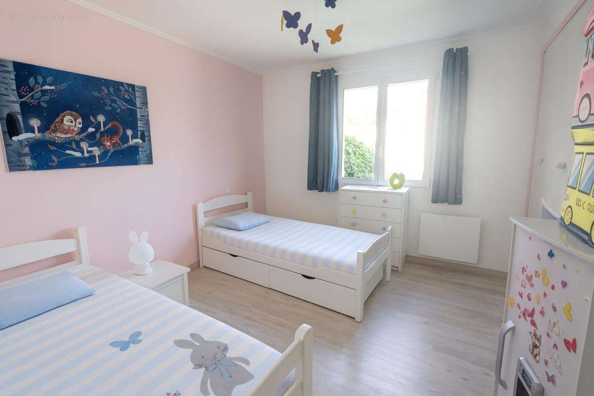 EYGUIÈRES (13)  Belle maison familiale de 165 m² avec piscine, 5 chambres, proche du centre village - photo 11
