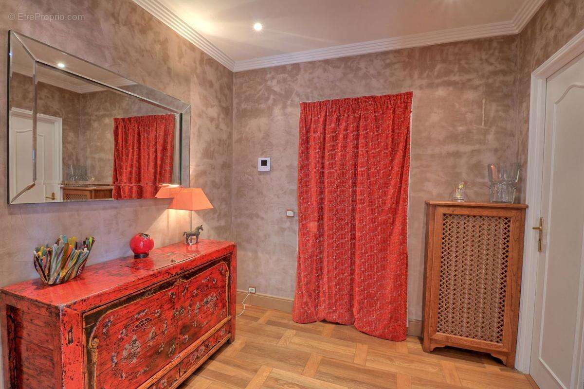 Superbe Maison de Maître avec Piscine et un Sublime Jardin Luxuriant !!! - photo 17